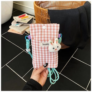 Sac bandoulière en toile vichy rose avec cordon vert menthe et charm lapin en peluche