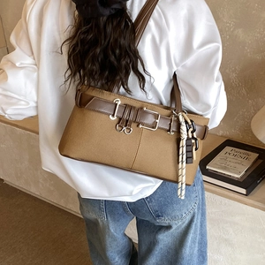 Sac à bandoulière marron vintage pour femme avec boucle en cuir et breloque tissée