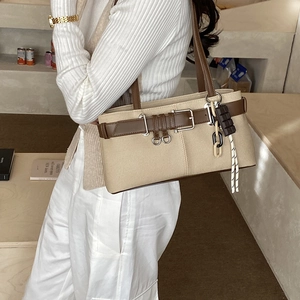 Sac cabas vintage en toile avec lanières en cuir marron et boucle sur le mannequin