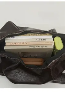 Vue de dessus de l'intérieur spacieux d'un sac marron foncé montrant sa grande capacité