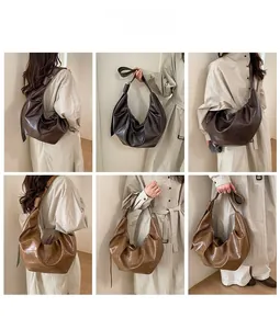 Vues détaillées des sacs hobo souples en marron foncé et kaki avec texture plissée douce