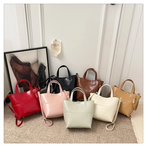 Collezione di borse tote in pelle PU in sei tonalità su un morbido tappeto intrecciato