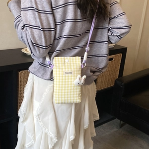 Petit sac de téléphone à carreaux jaunes avec breloque lapin et bandoulière réglable