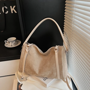 Dettaglio borsa tote in pelle scamosciata kaki con hardware argento e tracolle in pelle