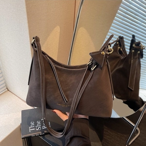 Sac à bandoulière minimaliste en cuir marron foncé avec surpiqûres blanches et métal doré