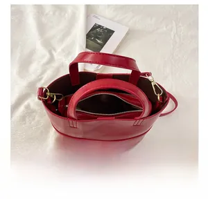 Vista dall'alto della borsa a secchiello rossa con interno spazioso e pochette con zip