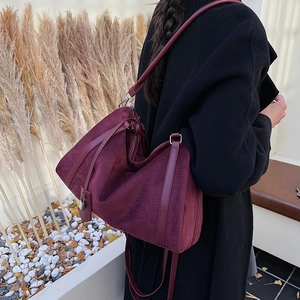 Vista dettagliata della borsa a tracolla bordeaux in camoscio con cerniera argento