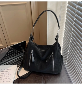 Détail du sac fourre-tout noir en nylon avec deux fermetures éclair et fini mat