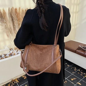 Borsa tote in camoscio marrone con doppie tracolle e fibbia argento in stile autunno