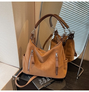 Détails du sac hobo en cuir PU marron avec fermetures éclair argentées et poches latérales