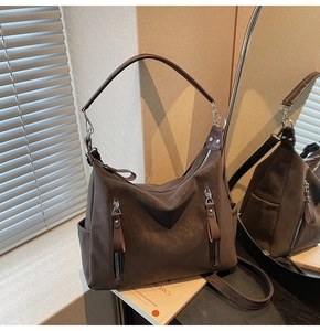 Vue détaillée du grand sac hobo marron avec poches zippées et finition mate texturée