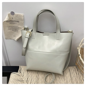 Dettaglio borsa tote grigio chiaro con cuciture rifinite e tracolla regolabile fine