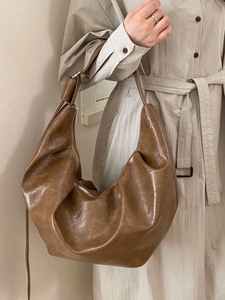 Grand sac hobo croissant marron rétro en similicuir souple avec une large bandoulière