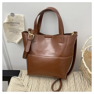 Dettaglio della borsa tote vintage marrone con similpelle liscia e finiture dorate