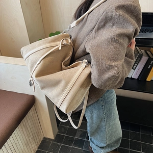 Dettaglio della borsa tote in pelle scamosciata kaki con texture morbida e fibbia
