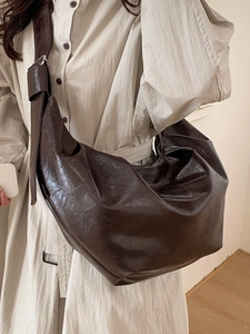 Grand sac hobo marron foncé effet froissé vintage avec bandoulière large et réglable chic