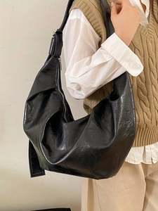 Grand sac à bandoulière hobo noir brillant en forme de croissant avec détails plissés