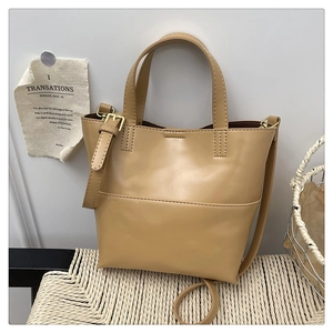 Dettaglio ravvicinato di una borsa tote in pelle PU kaki con finiture dorate e cuciture