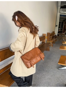 Retro caramel brown leather crossbody bag with dual straps for autumn daily commute