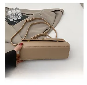 Detail showing the wear-resistant flat bottom structure of the khaki leather handbag