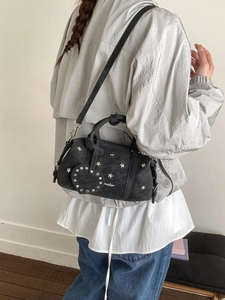 Schwarze Retro-Ledertasche mit silbernen Sternnieten und glitzerndem Herzanhänger
