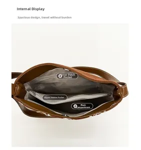 Vue détaillée de l'intérieur d'un sac seau marron rétro avec doublure et poches