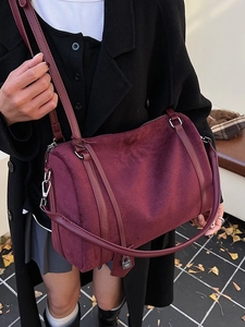 Elegante borsa Boston in camoscio bordeaux con raffinati dettagli in metallo