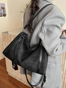 Borsa tote in camoscio nero con finiture in pelle e ciondolo argento in interno