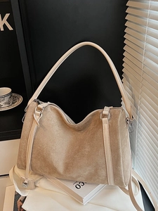 Borsa tote minimalista in pelle scamosciata beige con manici in pelle e tracolla