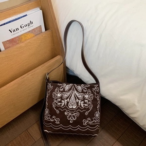Sac seau vintage marron à bandoulière avec broderies ethniques et style élégant
