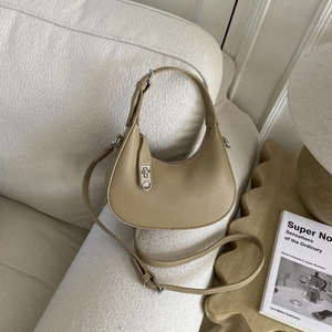 Détail du sac demi-lune kaki clair en cuir grainé avec fermoir rotatif argenté
