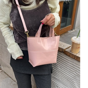 Dettagli della borsa rosa in finta pelle con doppi manici e ganci metallici oro