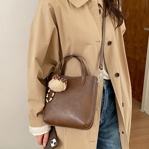 Sac seau marron en similicuir avec charm ours en peluche et détails en perles de bois