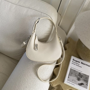 Vue détaillée du sac hobo crème en cuir grainé lychee avec boucle argentée fine