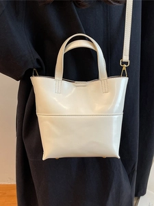 Borsa tote minimalista bianco crema con tracolla regolabile e finiture dorate