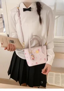 Dettaglio della borsa a secchiello in pelle viola chiaro con motivi di coniglietti
