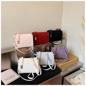 Detalle de seis opciones de color para el elegante bolso bandolera Boston de cuero mate