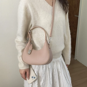 Détail du sac demi-lune en cuir grainé rose clair avec fermoir rotatif argenté