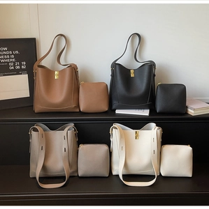 Ensemble sac seau en similicuir grainé avec petite pochette et détails dorés brillants