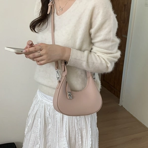 Sac bandoulière demi-lune rose avec texture litchi et bandoulière réglable