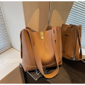 Détail du sac seau en cuir grainé caramel avec fermoir tournant en métal doré chic
