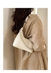 Detail view of the cream white lychee texture hobo bag with thick resin chain decoration