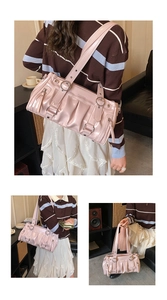 Detail der hellrosa Lackleder-Schultertasche mit geraffter Textur und Metallschnallen