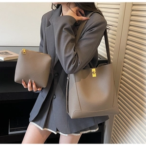 Détail du sac cabas taupe en cuir grainé avec un fermoir tournant doré très élégant