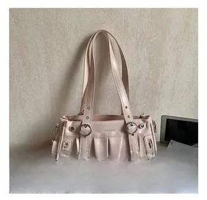 Détails du sac à bandoulière rose plissé avec anneaux métalliques et texture similicuir