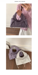 Dettaglio della borsa a dumpling plissettata con fiocchi decorativi viola e bianchi