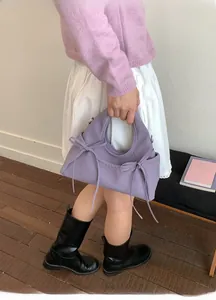Dettaglio borsa a mano viola in pelle plissettata con fiocchi stile moda coreana