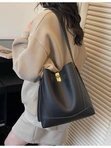 Sac seau classique en cuir noir avec texture litchi et fermoir doré pour femme