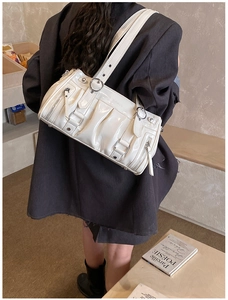 Detailansicht der Rückseite einer weißen glänzenden Biker-Tasche mit vielen Reißverschlüssen