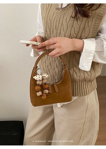 Braune Wildleder-Handtasche im Dumpling-Stil mit gepunkteter Schleife und Plüschanhänger